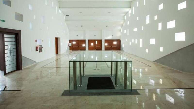 Imagen del interior del tanatorio de Las Rubiesas, acabada hace años pero aún sin abrir (Foto Borja Suárez/C7)